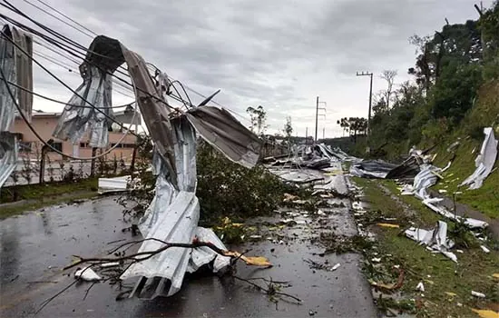 Ciclone bomba mata 10 deixa e deixa rastro de destruição no Sul do País