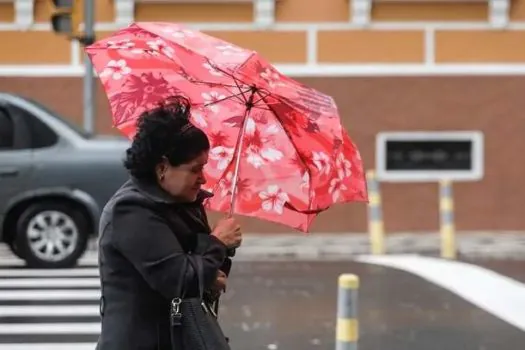 Frente fria e ciclone extratropical provocam vento e chuva no litoral de SP