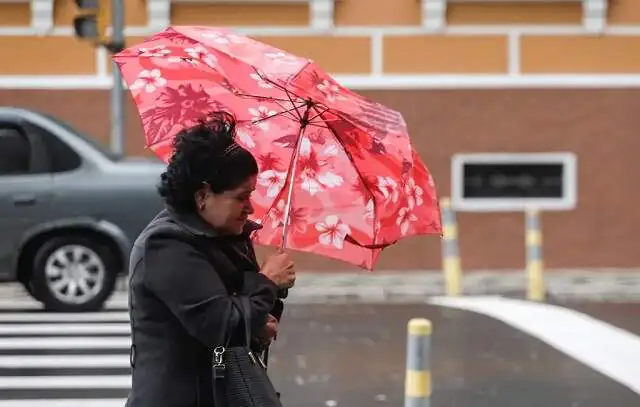 Frente fria e ciclone extratropical provocam vento e chuva no litoral de SP