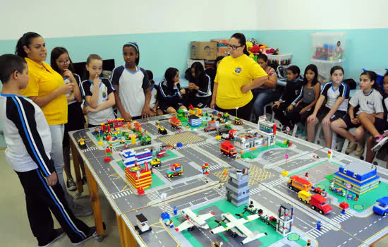 Cidade com blocos de montar é uma das ações do Maio Amarelo em Didadema