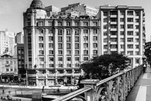 Mostra na Estação Largo Treze apresenta a cidade em fotos em preto e branco