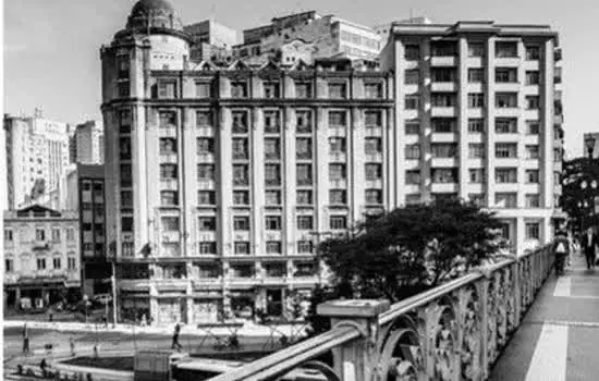 Mostra na Estação Largo Treze apresenta a cidade em fotos em preto e branco