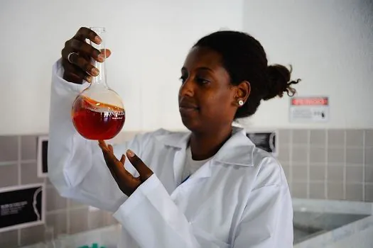 Programa Futuras Cientistas recebe inscrições de alunas e professoras até segunda