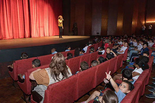 Esquete de teatro conscientiza alunos da rede municipal sobre respeito às leis de trânsito