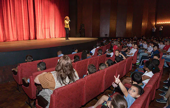 Esquete de teatro conscientiza alunos da rede municipal sobre respeito às leis de trânsito