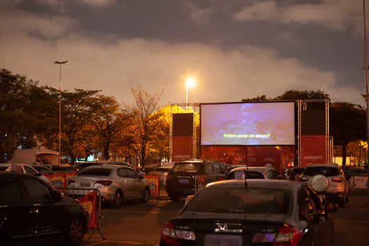 Cine Buzina leva drive-in gratuito ao Sambódromo do Anhembi