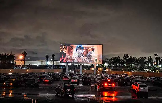 Locais em São Paulo e ABC oferecem cinema no esquema drive-in