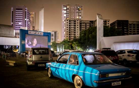 Memorial celebra o mês dos namorados com sessões gratuitas pelo projeto Cine Autorama