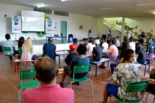 Semasa promove cinedebate e exibe curtas produzidos pelo projeto Água, Câmera e Ação