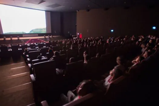 EMAE leva cinema gratuito para a população da capital paulista