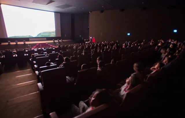 EMAE leva cinema gratuito para a população da capital paulista