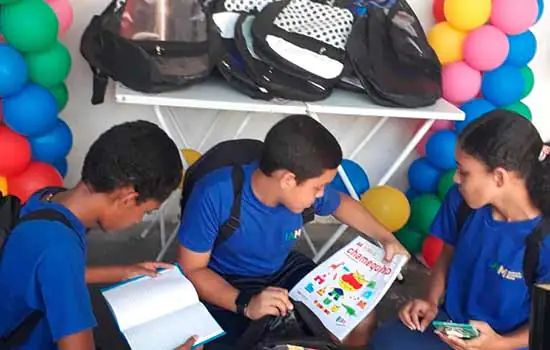 Crianças de escolas carentes de SBC ganharam mochilas e materiais escolares sustentáveis