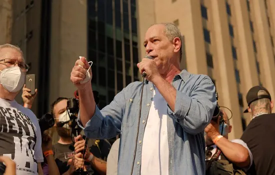 Ciro Gomes comparece em ato no Rio e afirma “precisamos tirar Lira da inércia”