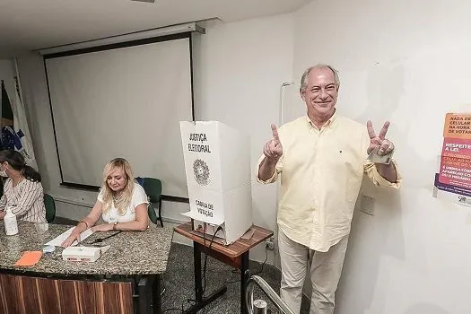 Ciro Gomes vota em Fortaleza