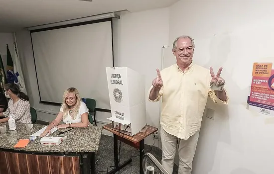 Ciro Gomes vota em Fortaleza