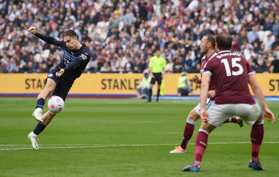 Empate eletrizante entre Manchester City e West Ham deixa título inglês em aberto