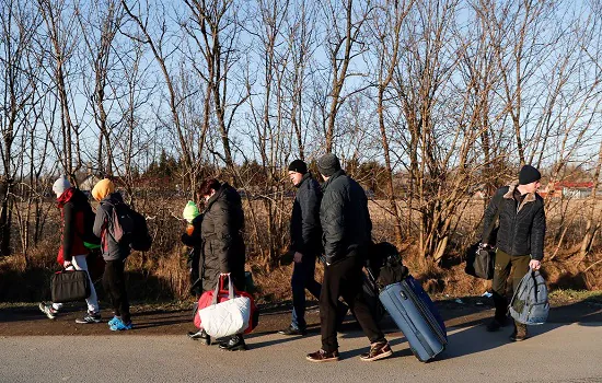 Rússia e Ucrânia vão abrir corredores humanitários para saída de civis