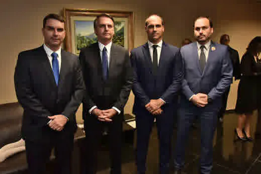 Clã Bolsonaro negocia migrar para nova UDN