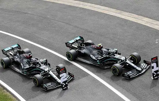 Bottas supera Hamilton no fim e crava pole do GP do 70º Aniversário da Fórmula 1