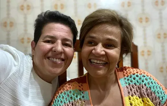 Claudia Rodrigues se declara para ex-empresária e a pede em casamento