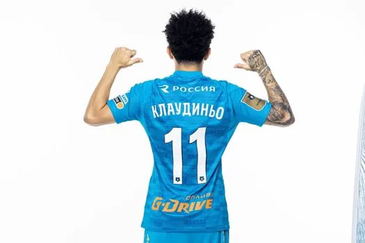 Claudinho é apresentado no Zenit, veste a camisa 11 e treina com Malcom