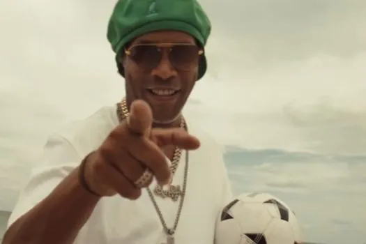 Bad Bunny lança clipe de ‘Where She Goes’, com Ronaldinho Gaúcho e Frank Ocean