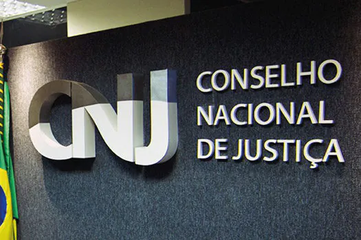 CNJ afasta juiz por assédio moral a estagiárias com ‘convites intempestivos’