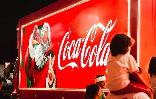 Caminhões iluminados da Caravana de Natal da Coca-Cola começam a percorrer o país