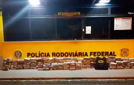 Dentro do barco no caminhão-cegonha havia 276 quilos de cocaína