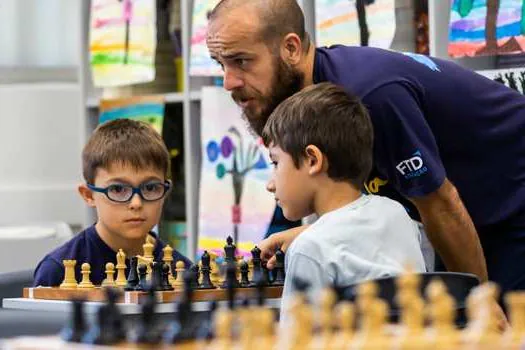 Como os pais podem participar da educação dos filhos?