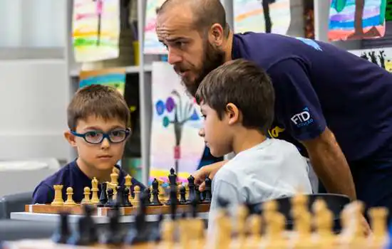 Como os pais podem participar da educação dos filhos?