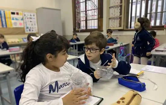 Crianças discutem projetos sociais que ampliam a presença da escola além da sala de aula