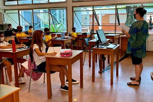 Conflito de regras faz escolas particulares de SP liberarem mais alunos em sala