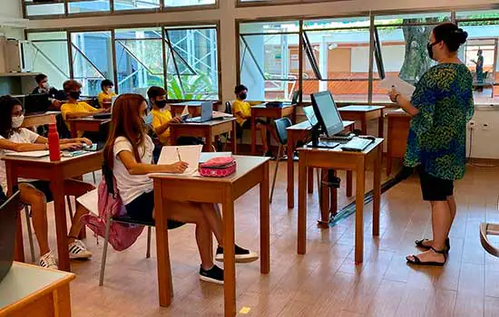 Conflito de regras faz escolas particulares de SP liberarem mais alunos em sala