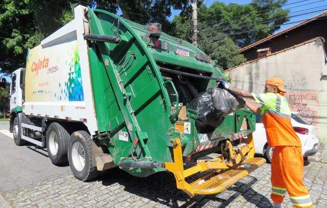 Semasa discute concessão dos serviços de varrição e coleta de resíduos em audiência