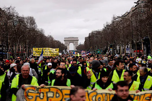 França corta impostos para conter os ‘coletes amarelos’