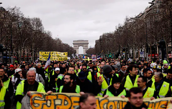 França corta impostos para conter os ‘coletes amarelos’