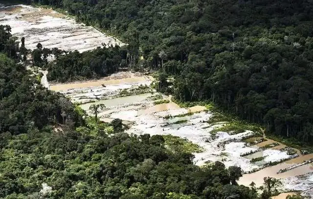 Colômbia quer plano progressivo para encerrar extração de petróleo na Amazônia