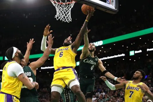 Com ‘triple-double’, LeBron faz história de novo e Lakers vencem na NBA