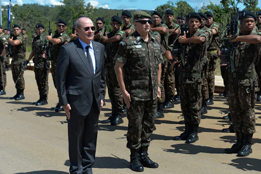 Bolsonaro transfere Comando de Artilharia do Exército do RS para entorno do DF