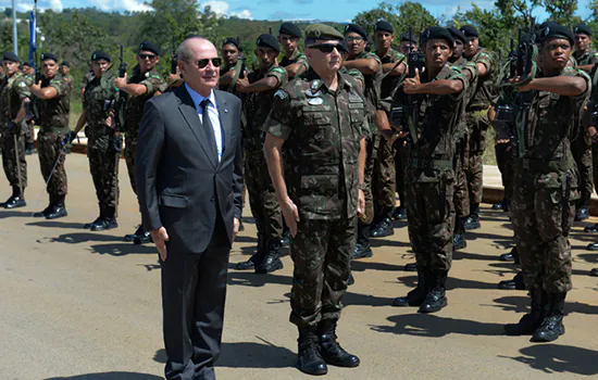 Bolsonaro transfere Comando de Artilharia do Exército do RS para entorno do DF