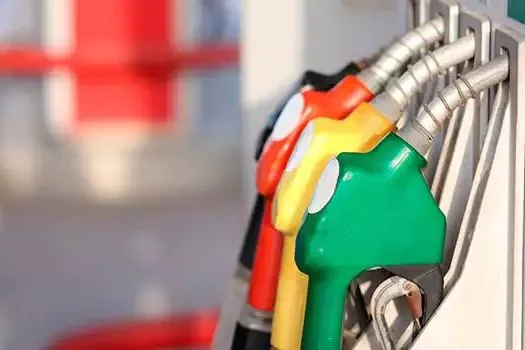 Gasolina sobe 2,35% nos postos em abril mesmo sem reajuste da Petrobras