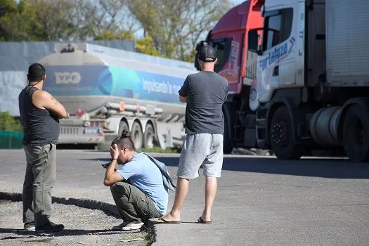 Aeroportos podem sofrer desabastecimento de combustível, alerta Abear