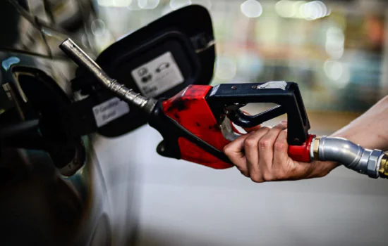 ANP: preço médio do litro de gasolina no país é de R$ 7