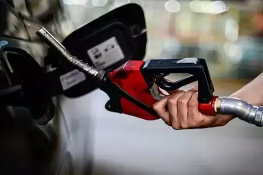 Governo de SP anuncia redução do ICMS da gasolina de 25% para 18%