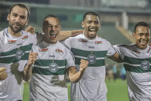 Coritiba bate o Guarani, vence a terceira seguida na Série B e cola nos líderes