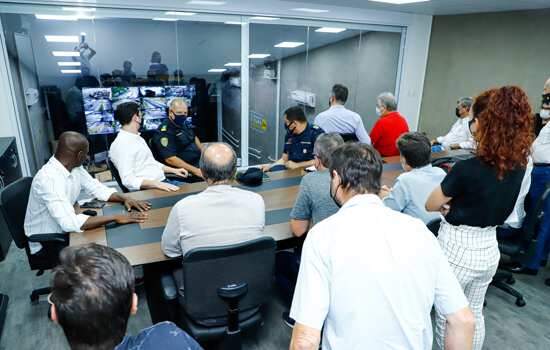 Empresários e comerciantes conhecem instalações do Centro de Gerenciamento de Emergências de São Caetano