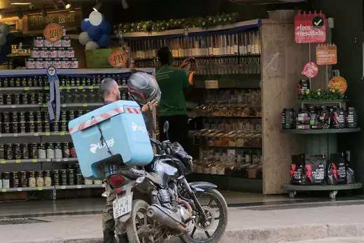 Empregos no setor de serviços crescem pelo 9º mês consecutivo, no Estado