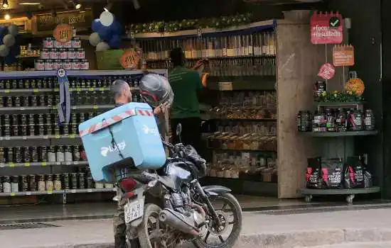 Empregos no setor de serviços crescem pelo 9º mês consecutivo