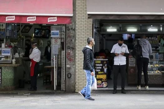 Vendas no comércio recuam 0,2% em agosto, diz IBGE